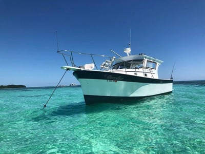 Boat floating in clear blue ocean in Florida