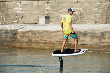 Man eFoiling in Naples