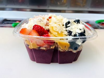 Smoothie Me Please - acai bowl with fruit and gronolla