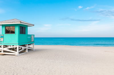 sarasota beach with green life guard stand