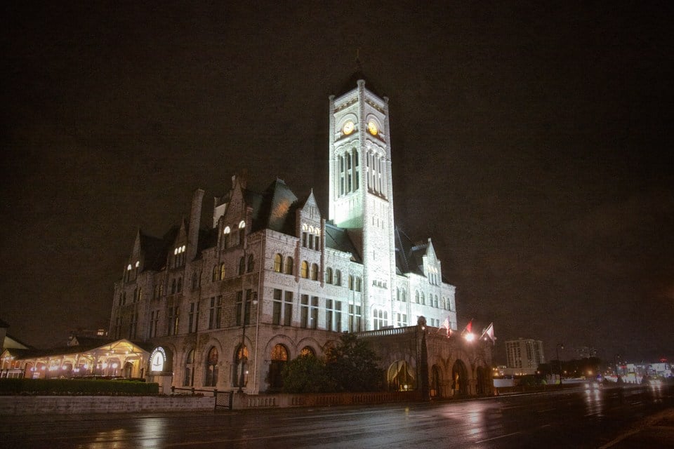 Nashville haunted tour outside of a creepy building