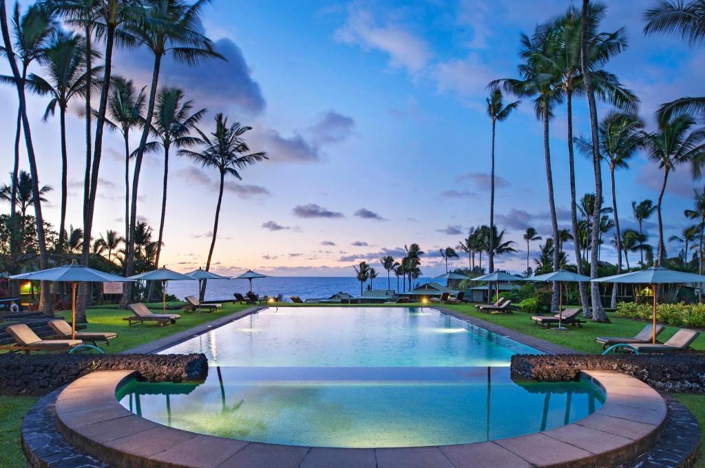 pool looking over the ocean in Maui Hawaii